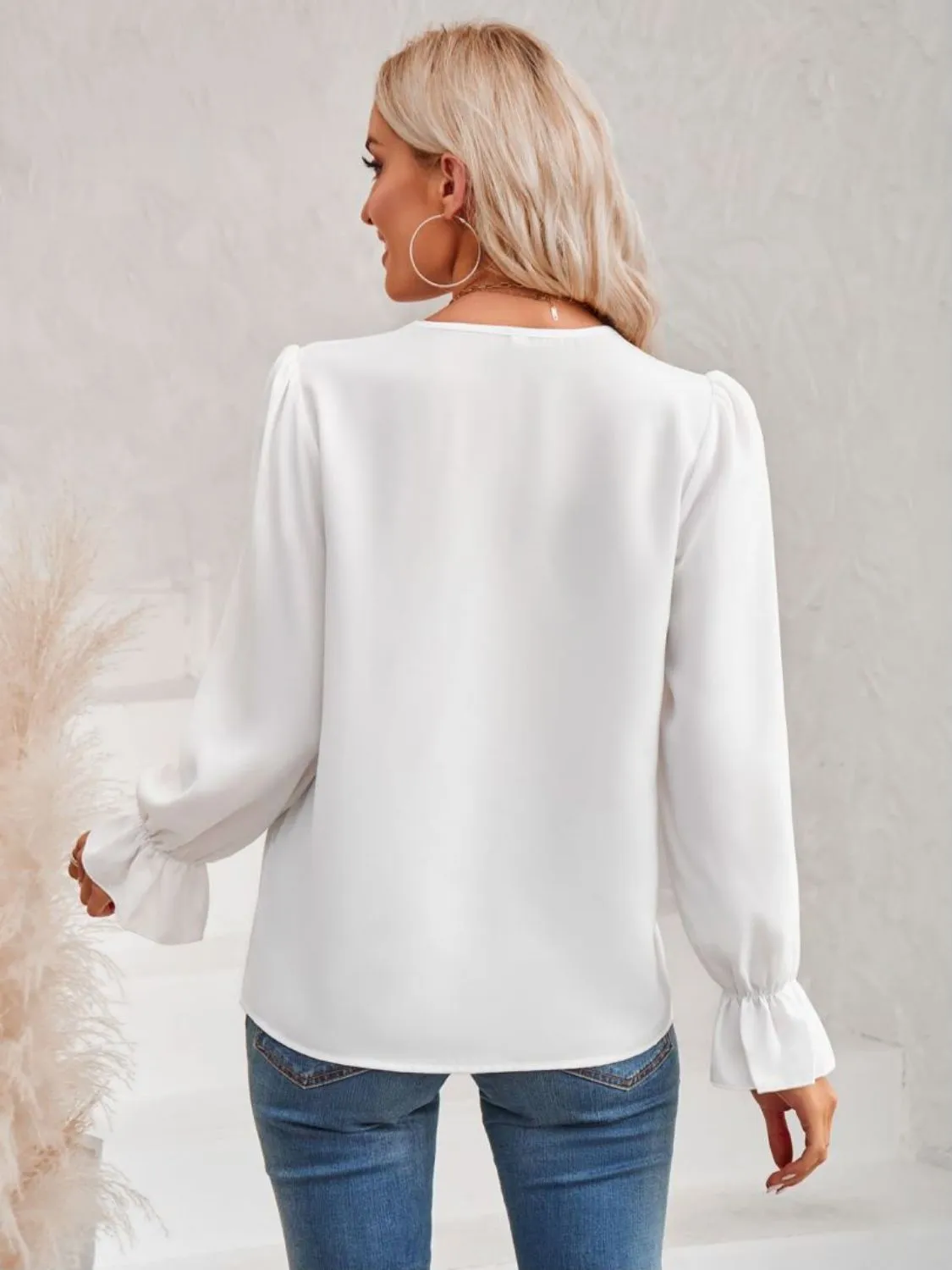 Contrast Trim Flounce Sleeve V-Neck Blouse